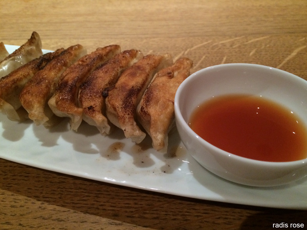 le gyoza est un ravioli, spécialité typique du Japon servi au gyoza bar par radis rose