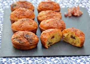 Cakes aux lardons et aux pruneaux de Sophie http://radisrose.fr/cakes-lardons-pruneaux-sophie/ #recette #cake #pruneaux #lardons