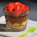 Recette de Compote de rhubarbe à la vanille, fraises et sablés vanille http://radisrose.fr/compote-rhubarbe-vanille-fraises-sables-vanille/ #recette #Rhubarbe #fraise #vanille #dessert