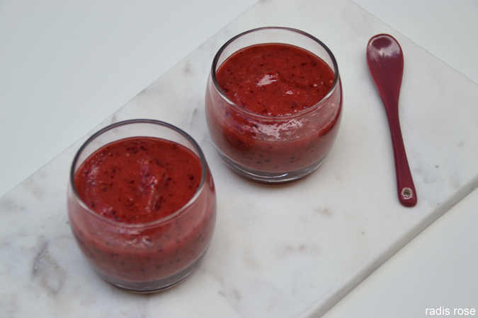 recette Soupe froide de tomate cerise, rhubarbe et cerises et crème fouettée vanille par radis rose