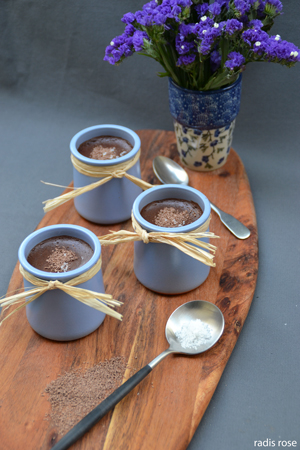 recette maison de Une mousse au chocolat onctueuse agrémentée de copeaux de chocolat et relevée de fleur de sel par radis rose