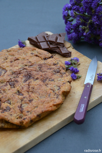 recette cookie géantmoelleux aux pépites de chocolat comme un gâteau par radis rose