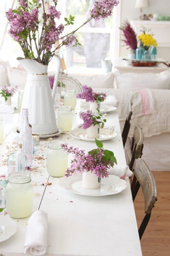 bouquet de lilas pour le printemps, Inspiration décoration de table de printemps par radis rose
