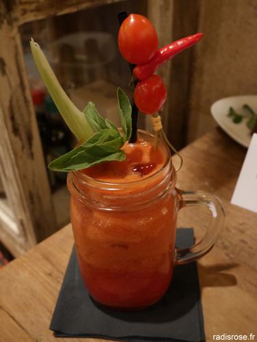 Le Spicy Home est un restaurant de cuisine française fusion et bar à cocktails qui vous invite à voyager parmi les saveurs du monde à travers les épices et des saveurs originales au cœur de Paris par radis rose