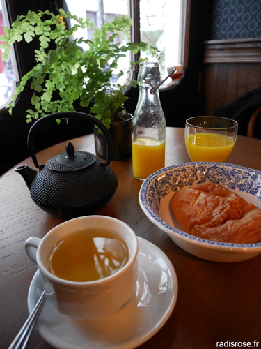 Petit-déjeuner à l'hôtel Providence, hôtel de charme à Paris par radis rose