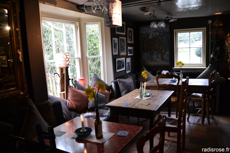 Joli pub anglais traditionnel Country Pub Woolpack Inn à Warehorne dans le Kent par radis rose