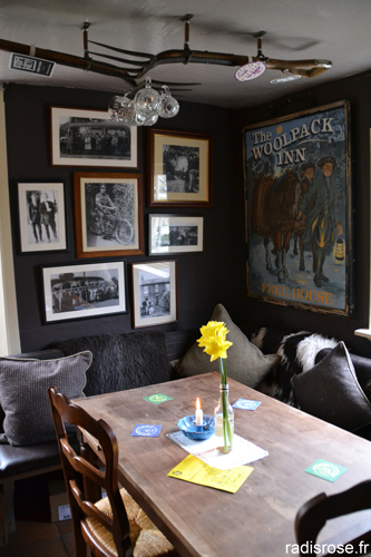 Joli pub anglais traditionnel Country Pub Woolpack Inn à Warehorne dans le Kent par radis rose