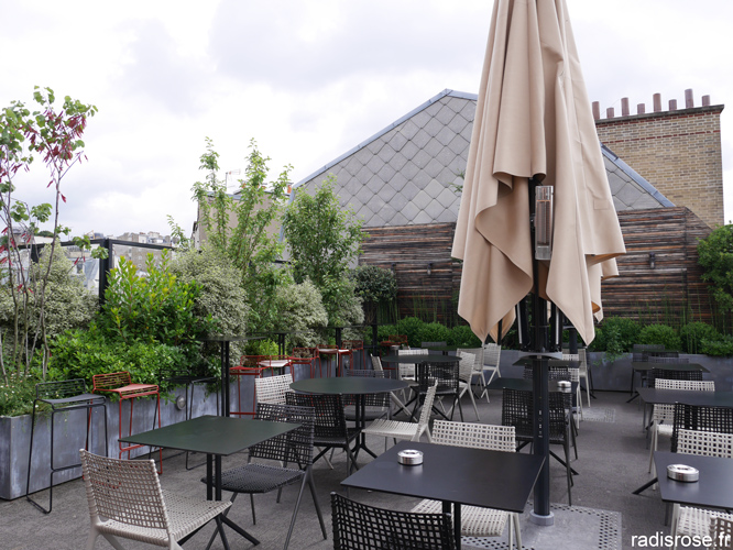 Brunch au restaurant panoramique du Terrass Hôtel, vue sur Paris depuis le rooftop par radis rose