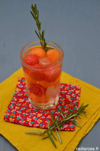 detox water, boisson frâiche melon pastèque par radis rose
