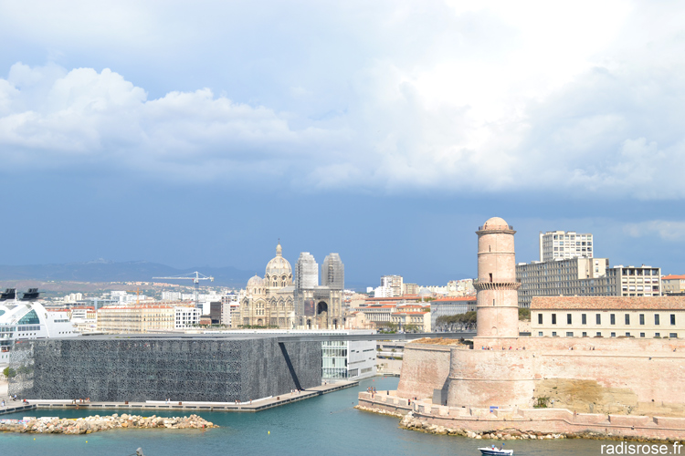 Mucem et fort Saint Jean à Marseille par radis rose