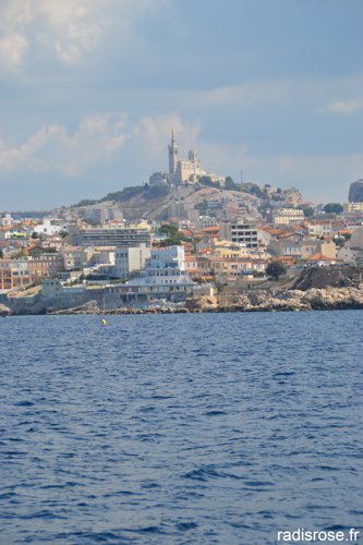 Notre Dame de la Garde à Marseille et vue sur la mer par radis rose