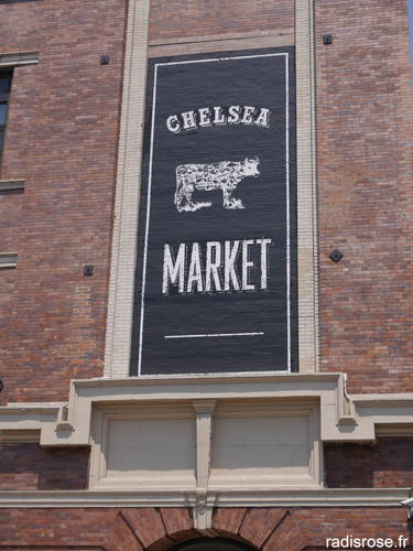 Visite du Chelsea Market à New York, un marché couvert avec des restaurants et boutiques par radis rose
