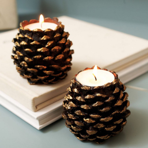Pomme de pin dorée , Idées de décoration naturelle pour une table de Noël par radis rose #Noël #déco #deco #decoration #Noel