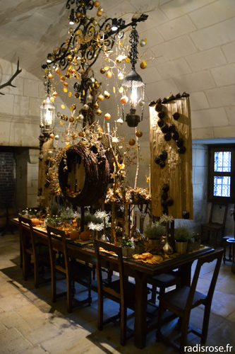 Magie de Noël dans les cuisines du château de Chenonceau par radis rose #Noël #France #noëlmagique #chenonceau #chateau