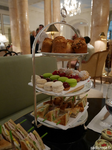 Tea time de noël à l'hôtel Bristol, palace à Paris, par radis rose #Noël #paris #teatime