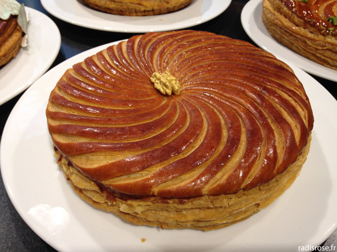 Où manger une bonne galette des rois de pâtissier à Paris ? Galette Galabé, Gâteau Thoumieux - Alexis Lecoffre par radis rose
