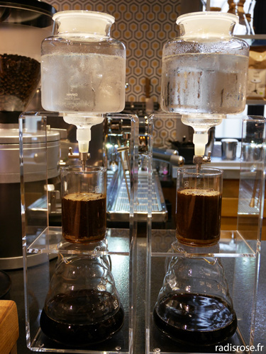 l’espresso et brew bar des Comptoirs Richard avec une une gamme de cafés, thés et tisanes bio lancés en partenariat avec la ville de Paris par radis rose