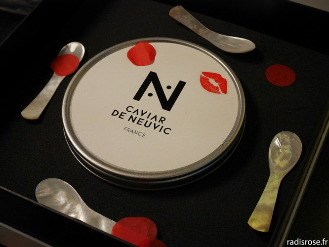 offret rouge baiser saint-valentin caviar de neuvic pour une surprise romantique et un diner aux chandelles par radis rose