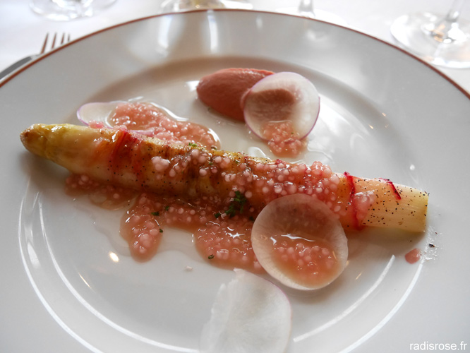 Déjeuner végétal avec les produits Tipiak, perles du japon par Alain Passard au restaurant l’Arpège par radis rose