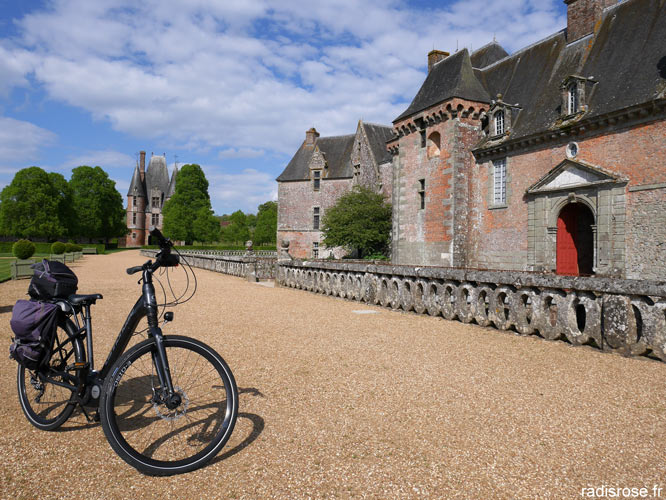 la véloscénie, le château de carrouges dans l'Orne en Normandie par radis rose