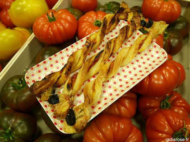 Pizza croustillante tomate olive par Alexis Braconnier, idées pour un apéritif original par radis rose