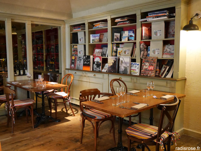 Restaurant Le Café des Artistes aux étangs de Corot à Ville d’Avray près de Paris par radis rose
