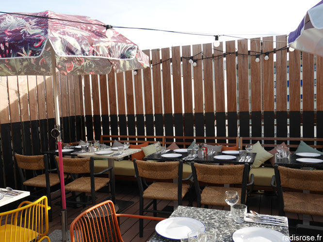 Restaurant Rôtisserie de Guy Savoy sur la terrasse rooftop de l'hôtel Mama Shelter à Paris par radis rose