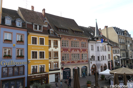 place de la réunion au centre ville de Mulhouse en Alsace par un greeter par radis rose #mulhouse #alsace
