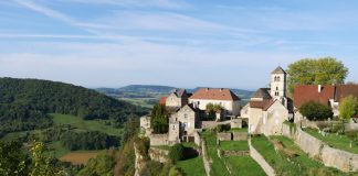 village de chateau-chalon sur la route des vins du jura par radis rose #jura #vin #vignobles #france