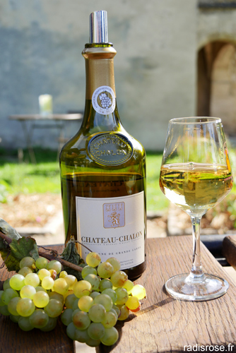 vin jaune chateau-chalon sur la route des vins du jura par radis rose #jura #vin #vignobles #france