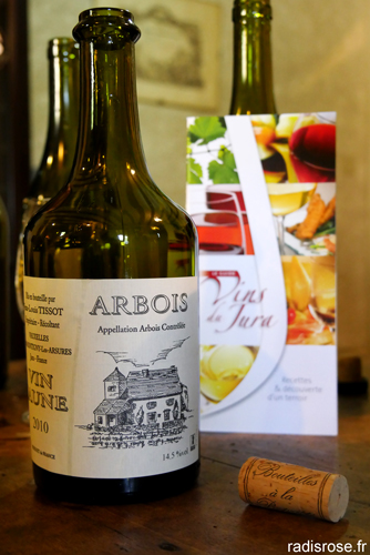 vin jaune à Arbois sur la route des vins du jura par radis rose #jura #vin #vignobles #france