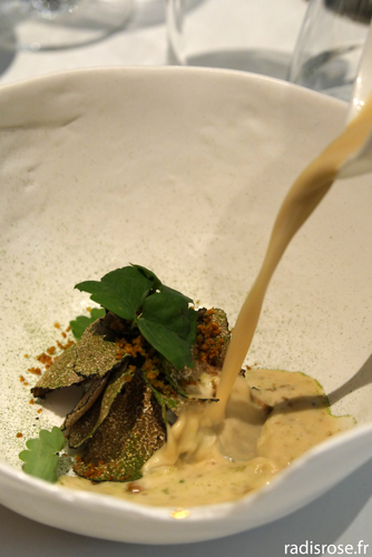 Cuisiner le Selles-sur-Cher avec des graines de courges, poudre de persil, truffes, bouillon de poule à la crème