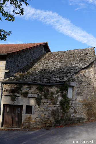 ancienne maison à la toiture de lave grise dans le village médiéval Château-Chalon, classé parmi Les Plus Beaux Villages de France