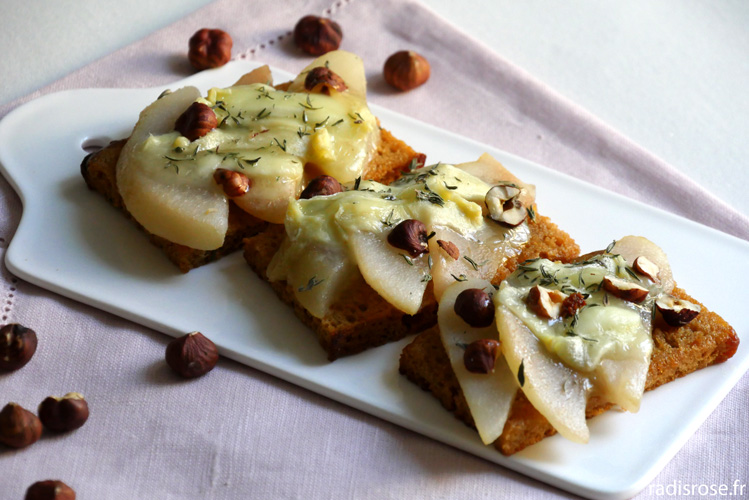 Tartine de pain d’épice Rocamadour poire et miel pour l'apéritif #rocamadour #recette