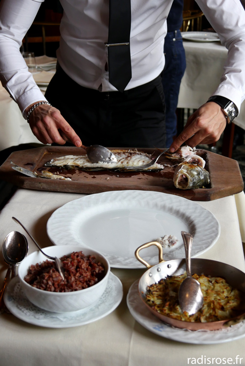 découpe de poisson, Le Duc, restaurant de poissons et de fruits de mer à Montparnasse