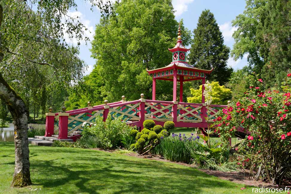pont pagode, Le parc floral d’Apremont-sur-Allier, jardin remarquable dans le Berry