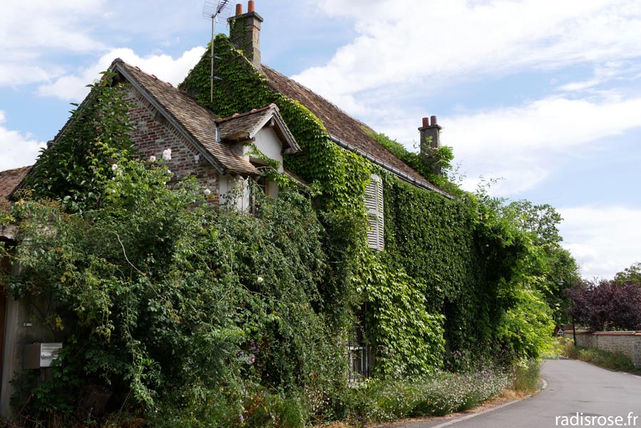 charmante maison, Balade dans le village de Giverny, village des impressionnistes et de Claude Monet en Normandie