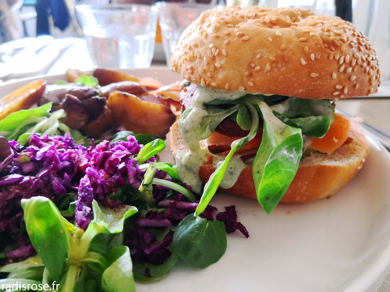 burger chou-fleur, poire, oignon, pomme de terre sauce au yaourt L’Abattoir Végétal, restaurant végétarien dans le 18ème arrondissement