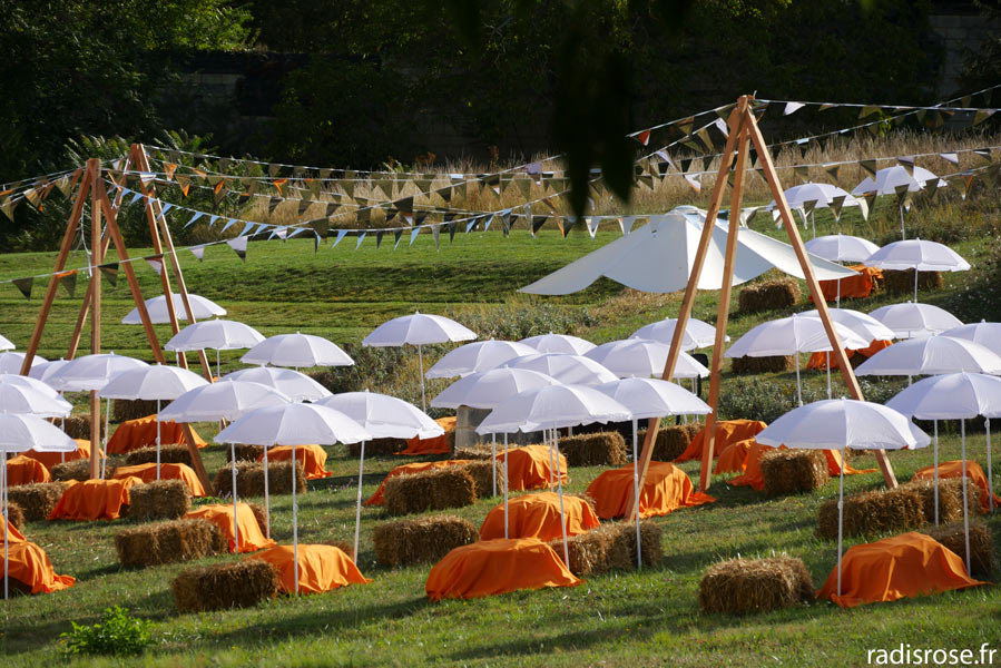 garden party lors de Festivini, un festival qui allie culture et gastronomie autour des vins de Saumur à l'abbaye de Fontevraud