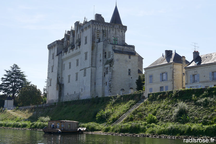 Chateau de Montsoreau, Croisière balade sur La Loire à bord d’une toue cabanée L’Etoile qui rit / Loire Vins Aventure