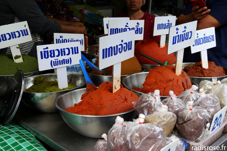 Pâte de curry, Le marché Muang Mai Market à Chiang Mai en Thaïlande
