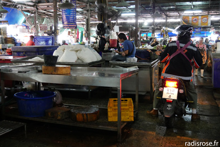 Faire ses courses en scooter, le marché Muang Mai Market à Chiang Mai en Thaïlande