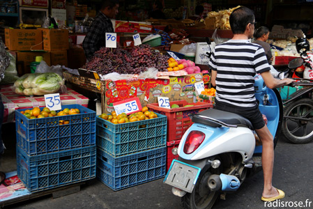Faire ses courses en scooter, le marché Muang Mai Market à Chiang Mai en Thaïlande