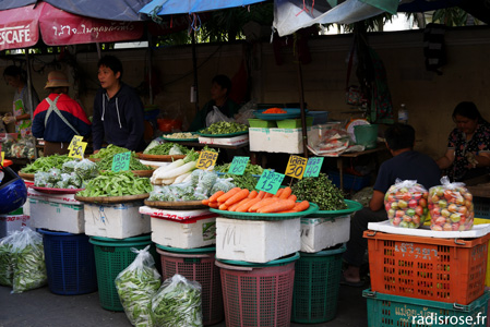 Vendeurs de fruits et légumes, Le marché Muang Mai Market à Chiang Mai en Thaïlande
