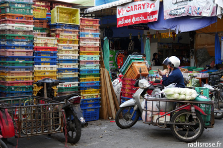 Vendeurs, Le marché Muang Mai Market à Chiang Mai en Thaïlande