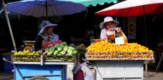 Vendeuses, Le marché Muang Mai Market à Chiang Mai en Thaïlande