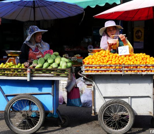 Vendeuses, Le marché Muang Mai Market à Chiang Mai en Thaïlande