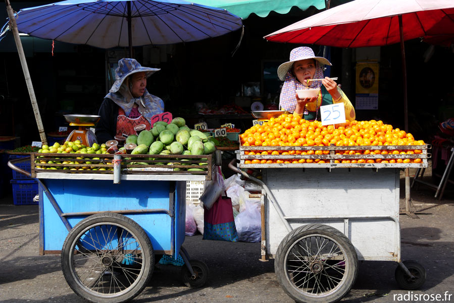 Vendeuses, Le marché Muang Mai Market à Chiang Mai en Thaïlande