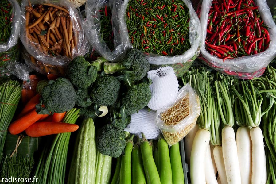 fruits et légumes, Maeklong railway market, le marché sur la voie ferrée en Thaïlande
