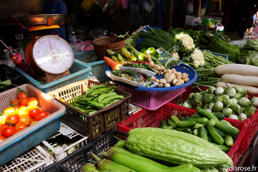 fruits et légumes, Maeklong railway market, le marché sur la voie ferrée en Thaïlande